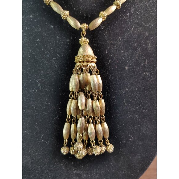 Vintage Trifari Gold Tone Tassel Necklace, 19" Fold Over Clasp Closure - Picture 2 of 4